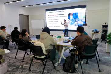 ¿Cómo está preparando Yitalock a su equipo para ventas más inteligentes y una presencia más sólida en el mercado?