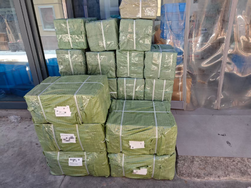 Dos envíos saliendo por la puerta: herrajes para gabinetes con destino a Tailandia y Medio Oriente